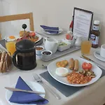 Hazeldene - With Free Offsite Health Club Pensionat